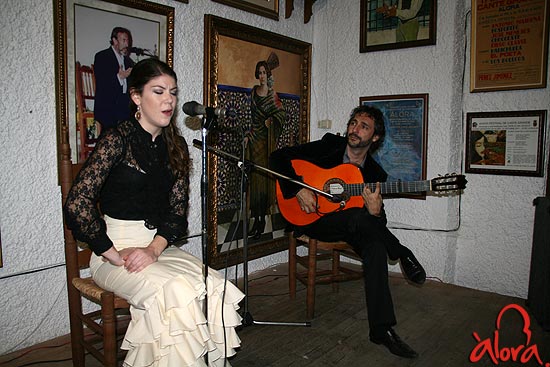 Cantaora et guitariste en soirée flamenca