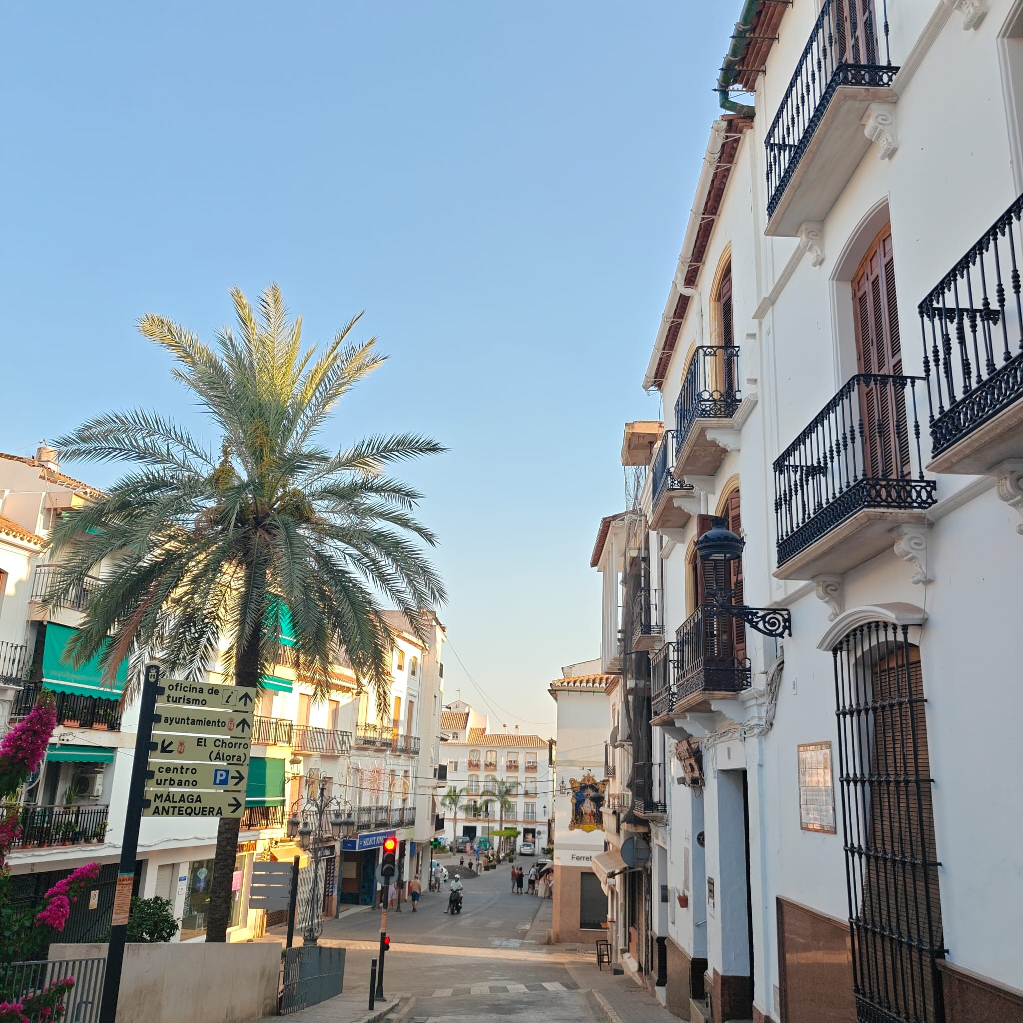 La rue vers la plaza, de jour