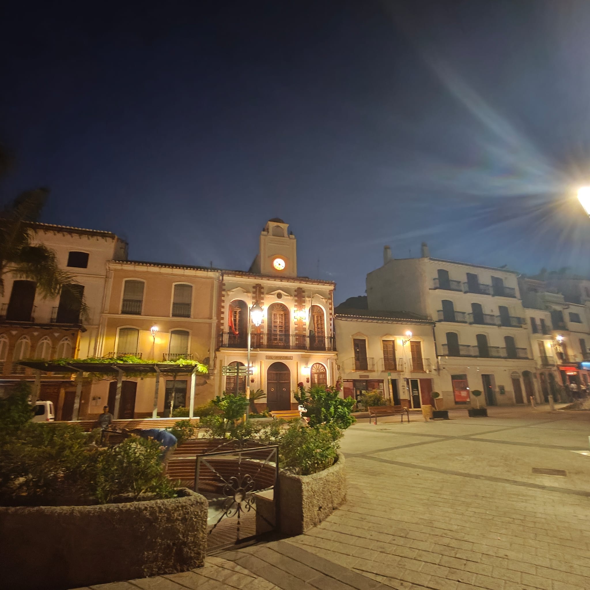 La place centrale d'Álora la nuit